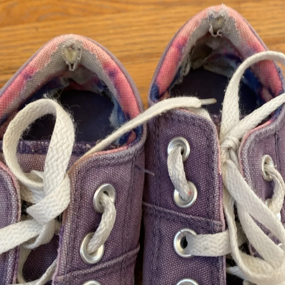 Washed out converse girls size 4